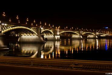 A Margit híd esti fényei