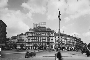 Nyugati (Marx) tér a sarki foghíjtelekkel (a mai Skála helyén). 1953. Forrás: Fortepan / Uvaterv