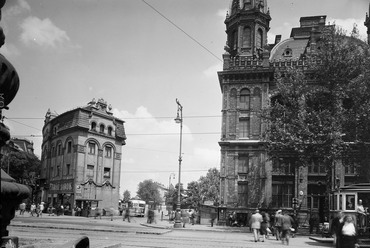 Teréz (Lenin) körút a Nyugati pályaudvar előtt, balra a Westend-ház. 1953. Forrás: Fortepan / Uvaterv