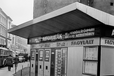 Nyugati (Marx) tér, balra a Jókai utca. Automata büfé, 1970. Forrás: Fortepan / Bauer Sándor