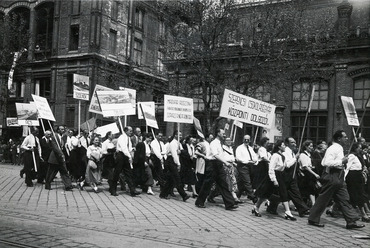 Teréz körút, felvonulók a Nyugati pályaudvar előtt 1949-ben. Forrás: Fortepan, adományozó: Archiv für Zeitgeschichte ETH Zürich / Agnes Hirschi / Carl Lutz felvétele