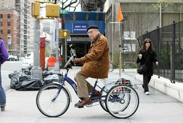 Háromkerekű kerékpár 90 éves tulajdonosával New York-ban. Fotó: Brandon Stanton, Humans of New York