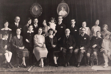 A család 1925-ben. Hátul (b): 4. Fejér Lajos , körülötte lányai, előtte fia és felesége, 7. Dános László lányával, balján testvérei, előtte felesége és apja. Bar-Sela Ágnes engedélyével