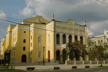 Debrecen, a Csokonai Színház homlokzata. Fotó: Andreas.poeschek, via Wikimedia Commons
