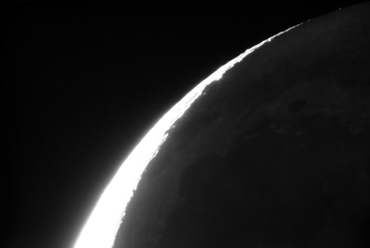 A hamuszürke fény: Amikor a Földről a hold vékony sarlóját pillantjuk meg, akkor a Holdról „Teliföldet” látnánk. A Teliföld pedig olyan fényes, hogy megvilágítja a Hold éjszakai oldalát, amit hamuszürke fénynek nevezünk. Fotó: Francsics László 