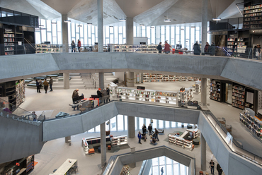 Deichman Bjørvika könyvtár, Oslo. Fotó: Erik Thallaug, a Deichman Bjørvika hozzájárulásával.