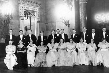 Báli csoportkép a pesti Vigadóban 1940-ben. Fotó: Fortepan / Mátyásfalvi János