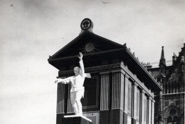 Az Andrássy Gyula szobra fölé épített „Munka Háza” 1919. május 1-én, a budapesti Kossuth téren. Háttérben a Parlament. Fotó: Fortepan / Marics Zoltán