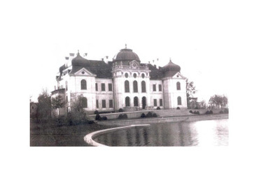 A külsőleg elkészült csorvási Wenckheim-kastély 1944-ben és előképe, a barokk gácsi Forgách-kastély archív felvételen. Képek forrása: wenckheim.hu 