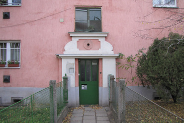 Homlokzati részlet a budapesti Pongrác-telep első ütemben épült házán. A szerző fényképe