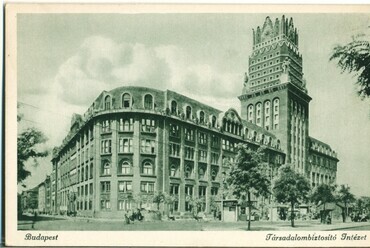 A Fiumei úti OTI-székház jellegzetes, a korban Budapest legnagyobb lakható épületének, „felhőkarcolójának” számító tornyával. Forrás: archív képeslap, egykor.hu