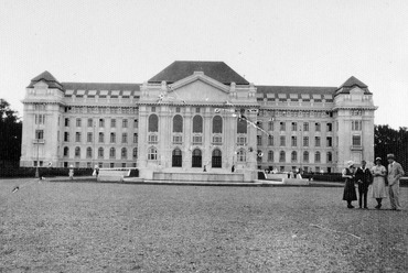 A debreceni egyetem központi épülete 1940-ben. Fotó: Fortepan / Orosz Heléna