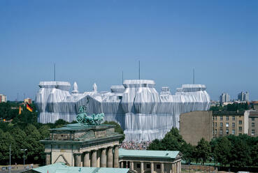 Christo and Jeanne-Claude, A becsomagolt Reichstag,  Berlin, 1971-95 Photo: Wolfgang Volz © 1995 Christo, forrás: christojeanneclaude.net 