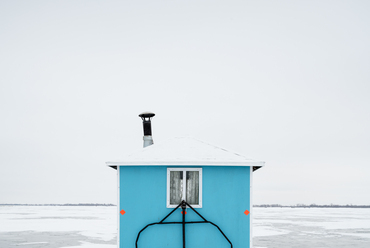 2020 Sony World Photography Awards, Professzionális pályázat, Építészet kategória – Nyertes: Sandra Herber (Kanada) sorozata – Ice Fishing Huts, Lake Winnipeg. Kép © Sandra Herber