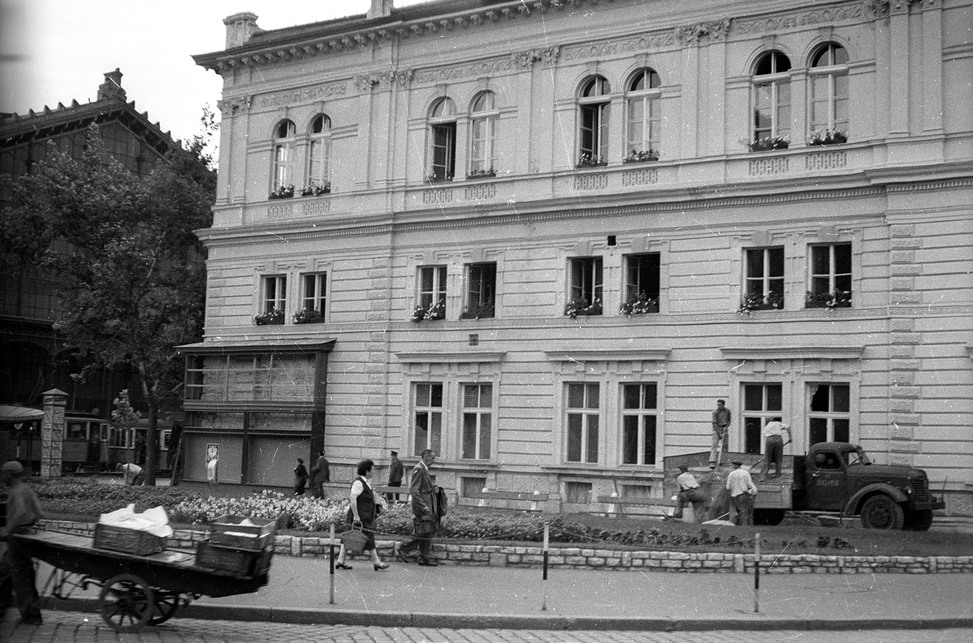 Teréz (Lenin) körút - Nyugati (Marx) tér sarok, balra a Nyugati pályaudvar, jobbra a MÁV igazgatósági épülete 1958-ban. Ma szállodává alakul. Forrás: Fortepan / FSZEK Budapest Gyűjtemény / Sándor György
