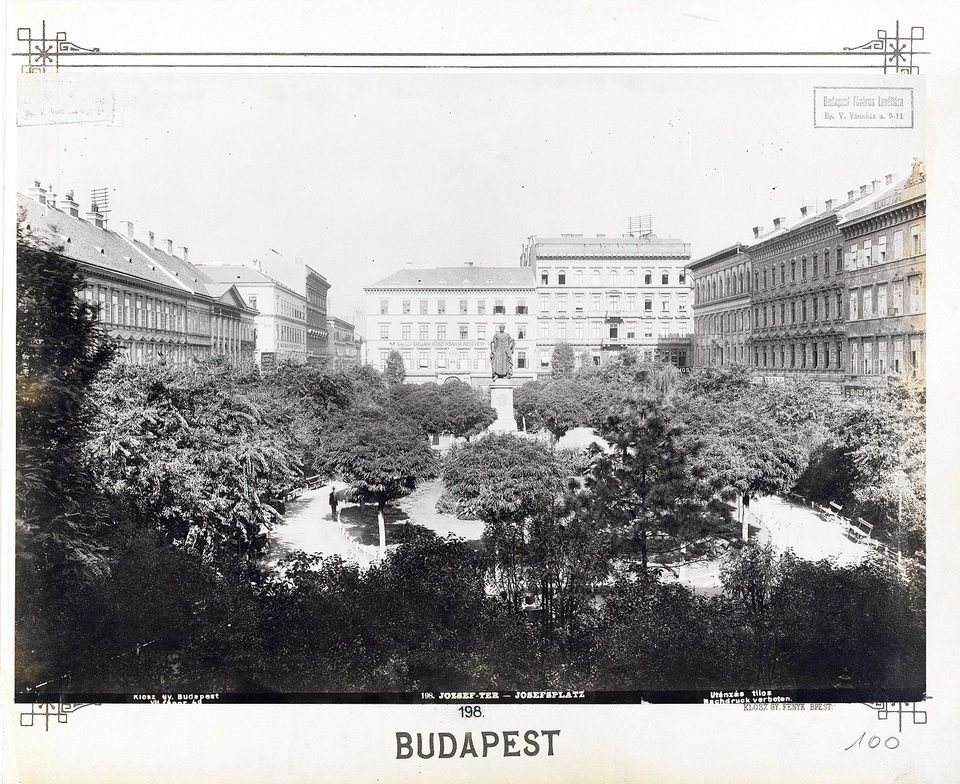 A József nádor tér 1880-1890 között, a háttérben balra a Gross-házzal. Az eredeti fotó készítője: Klösz György, Kép forrása: Wikipedia