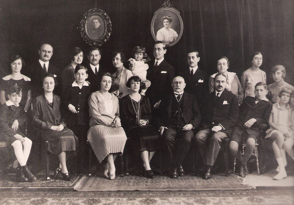 A család 1925-ben. Hátul (b): 4. Fejér Lajos , körülötte lányai, előtte fia és felesége, 7. Dános László lányával, balján testvérei, előtte felesége és apja. Bar-Sela Ágnes engedélyével