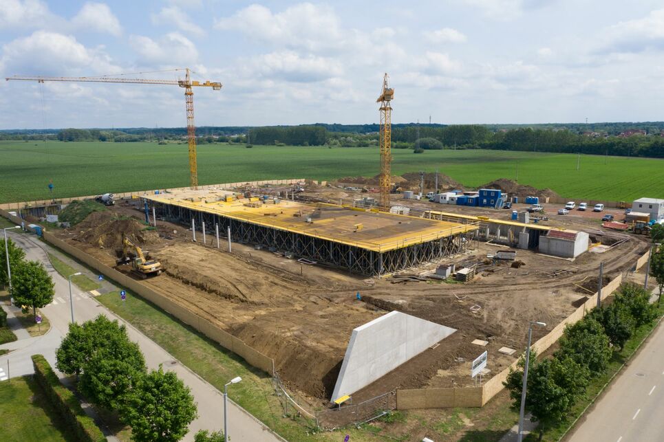 Épül a Debreceni Innovációs Központ. Építészet: BORD Építész Stúdió. Fotó: Miskolczi János