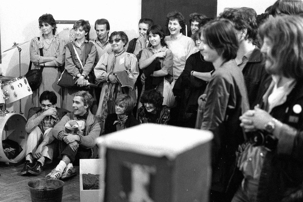 A közönség ef Zámbó István festő kiállításának megnyitóján, 1983-ban a Fiatal Művészek Klubjában. Fotó: Fortepan / Várkonyi Péter