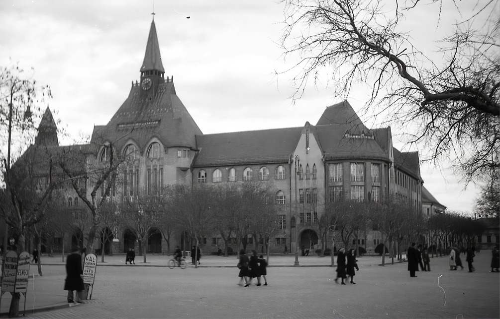 A kecskeméti Református Újkollégium az I. világháború áldozatává lett nagy ígéret, Mende Valér tervei alapján épült. A fotó 1940 körül készült, forrás: Fortepan / Kellner Ludwig