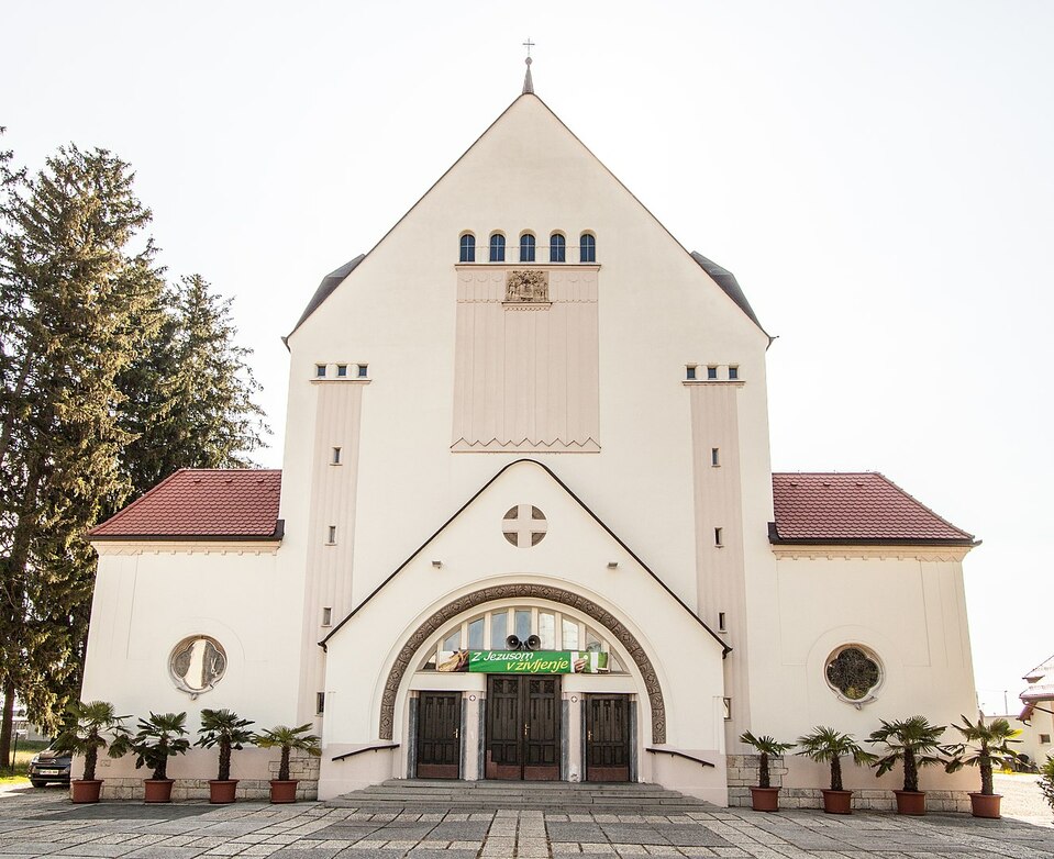 A muraszombati Szent Miklós templom ugyancsak a Fiatalok hatását mutatja. Tervezője, Takáts László 36 évesen lett a világháború áldozata 1916-ban. Fotó: Szilas, Wikimedia Commons