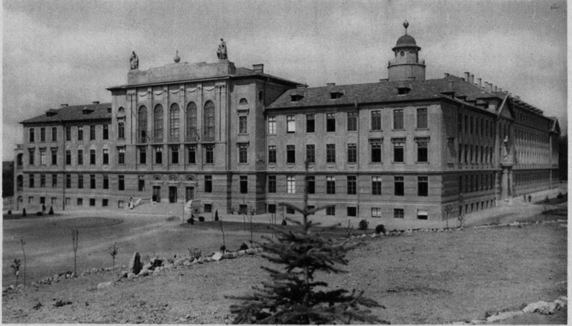 A húszas évek egyik legnagyobb építkezése, a gödöllői premontrei gimnázium, konviktus és rendház Kertész K. Róbert és Sváb Gyula tervei alapján valósult meg. Kép: Iskola Értesítő az 1925-1926. tanévről, forrás: ADT Arcanum