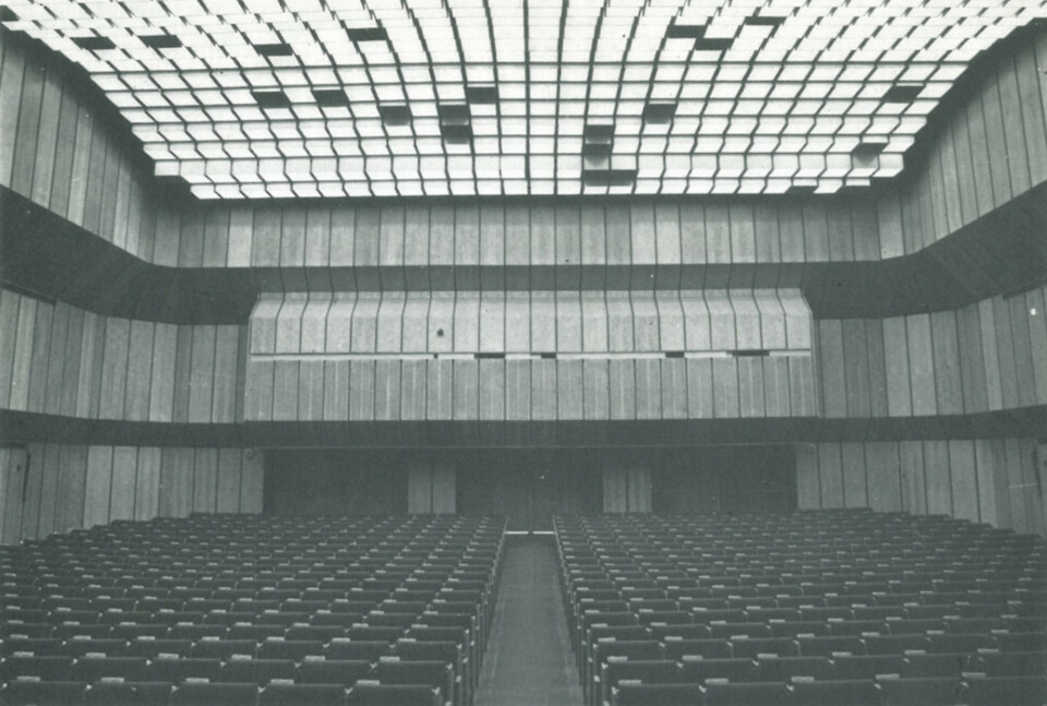 A volt pártszékház belső magja, a 800 férőhelyes előadóterem (Fotó: Magyar Építőművészet 1980/2. sz.)