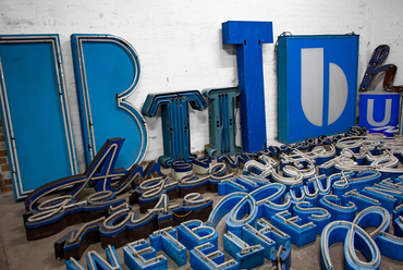 Kék betűválogatás a múzeum gyűjteményében. Fotó © vanishingberlin