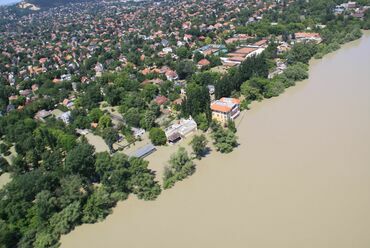 A "Sajtház" környéke a 2013-as árvíz idején, háttérben az árvizek által veszélyeztetett Csillaghegyi öblözet részlete. Fotó: Csók László