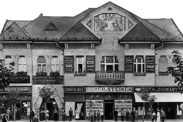 Gyöngyös, Fő tér, a Kereskedelmi és Gazdasági Bank épülete, 1911 körül, tervező: Freund Dezső. Forrás: képeslap a szerző gyűjteményéből