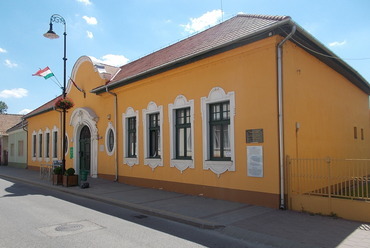 Ráckeve, Városi könyvtár, tervező: Sebestyén Artúr (Wikipedia)