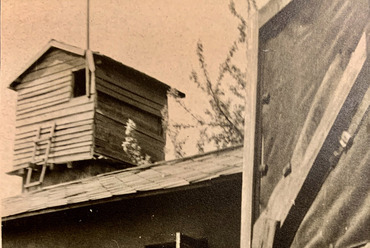A barakkok vízellátását a tető felett látható tartály biztosította. Forrás: Mátrai Péter családi archívuma