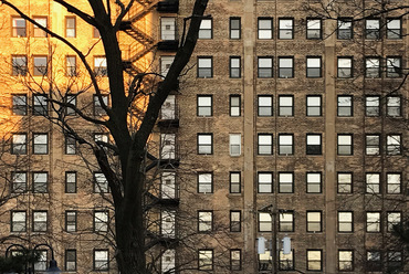 Jellegzetes hagyományos chicago-i magas lakóház: acélváz, zárt téglahomlokzat, terasz nélküli lakások, külső menekülőlépcső (általában 10-22 szint). - fotó: Benkő Melinda, 2020 január