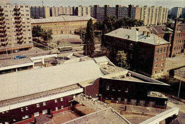 Az Újpesti Művelődési Központ a Könyves Kálmán Gimnázium szomszédságában (Forrás: Új Tükör, 1986. június 1.)