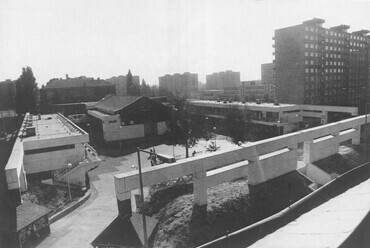 Az épületegyüttes képe az északkeleti sarok felől nézve (Fotó: Béres János, kép forrása: Magyar Építőművészet, 1986/6.)