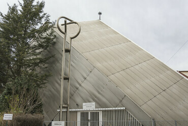 A templom bejárata a harangtoronyként funkcionáló térplasztikával (Fotó: Kis Ádám – Lechner Tudásközpont)