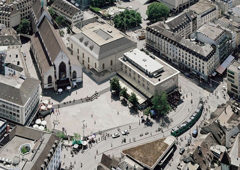 Az épület a városi szövetben, balra a Barfüsserkirche, jobbra lent az eredetileg a Musiksaallal összekapcsolt, 1939-es kaszinóépület. Fotó © Herzog & de Meuron