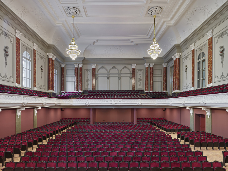 A megújult Musiksaal az 1905-ös állapotot kapta vissza. Fotó © Stadtcasino Basel | Fotografie roman weyeneth