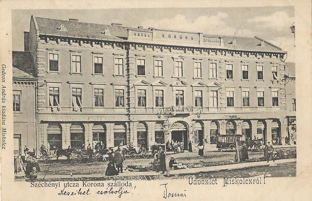 A Korona szálló homlokzata korabeli képeslapon, 1902. Forrás: www.kitervezte.hu