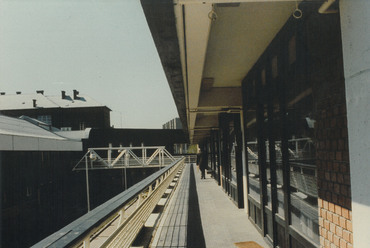 Az udvari szárny emeleti folyosója, a háttérben a kulturális központhoz kapcsolódó híd. Forrás: Ferencz István archívuma, via Othernity