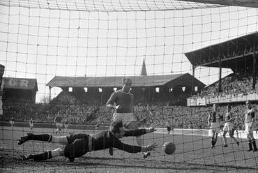 MTK - Slavia Praha rangadó az FTC pályáján 1949-ben, háttérben a Jánszky-Szivessy páros által tervezett tribünök (Fortepan/Kovács Márton Ernő)