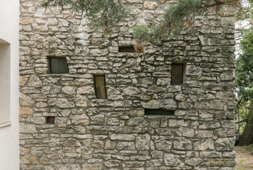 A Corbusier-ablakok az étkező bejárat felőli falán. Fotó: Danyi Balázs