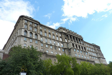 Az Országos Széchényi Könyvtár épülete, a budavári palota F szárnya. Fotó: V.Mariann, via Wikimedia Commons