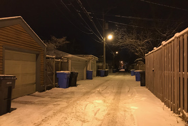 Alley légvezetékekkel, szelektív hulladéktárolókkal, a hátsó udvarokban a lakók zárt, fedett vagy nyitott parkolóival. –  fotó: Benkő Melinda 2020 február