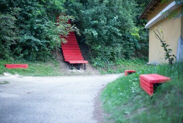 Off-Mustra ‘20 a Hello Wood szervezésében – Lépcső a régi kapolcsi faluhatáron – Pécsi Tudományegyetem – fotó: Szécsi Noémi