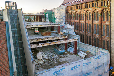A Teherelosztó épületének bontása 2020. augusztus 1-én. Fotó: Gulyás Attila