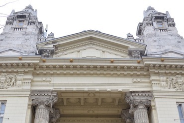 A palota kapuzata az MTV ottmaradt emblémájával, 2014 – forrás: Wikipedia