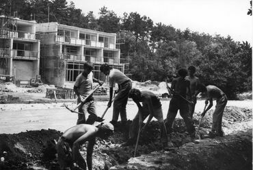 Az építkezés 1971-ben indult el, az 1975-ös átadásig gyors ütemben folyt. – forrás: északipart.hu