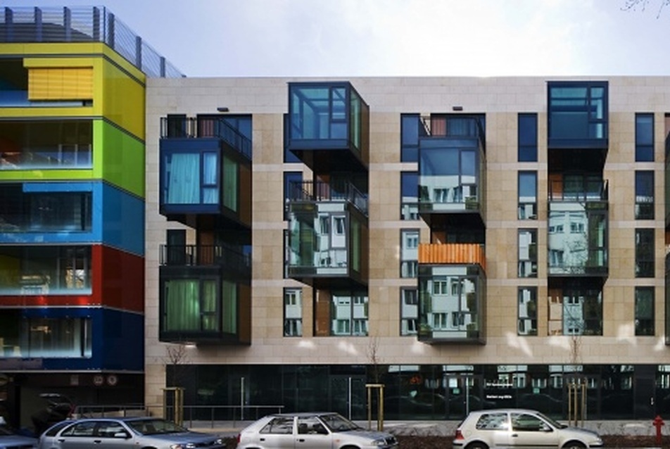 Lakóház a színes óriás szomszédságában: Simplon Udvar - B épület