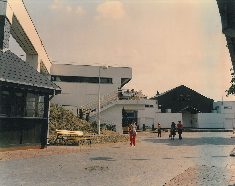 Az udvar és a kulturális központ a főbejárat felől nézve, 1986 körül. Forrás: Ferencz István archívuma, via Othernity